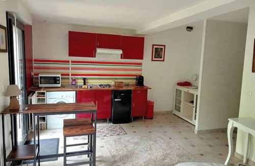Villejuif Apartment | Studio with garden in a quiet setting just outside Paris