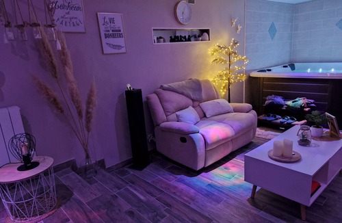 Westrehem Apartment | Studio with Jacuzzi, terrace, private Wi-Fi access