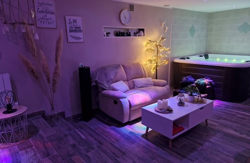 Westrehem Apartment | Studio with Jacuzzi, terrace, private Wi-Fi access