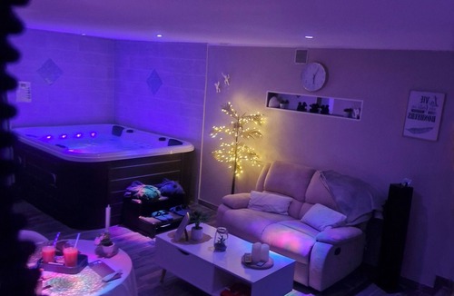 Westrehem Apartment | Studio with Jacuzzi, terrace, private Wi-Fi access