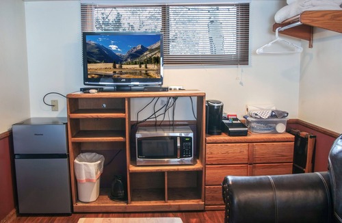 Estes Park Apartment | Studio with K Bed & Wood Burning Fireplace