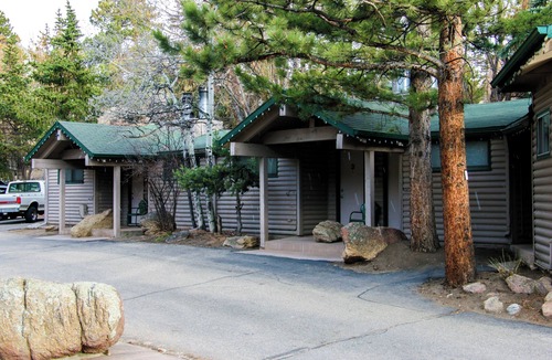 Estes Park Apartment | Studio with K Bed & Wood Burning Fireplace