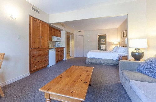 Oro-Medonte Condo | Studio with King Bed, Heated pool