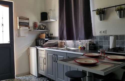 Tavel Apartment | Studio with mezzanine and pool near Avignon