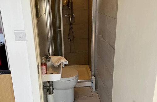 Tottenham Apartment | Studio with Own kitchen & Shower