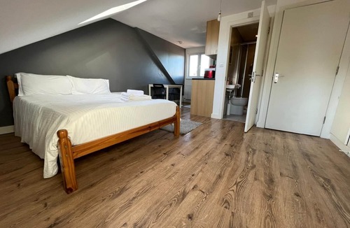 Tottenham Apartment | Studio with Own kitchen & Shower