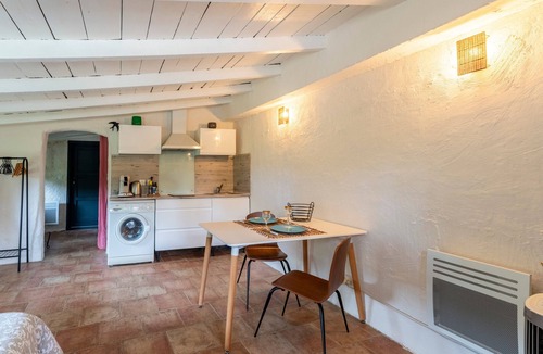Apt Apartment | Studio with Pool in the Luberon – Maison Marvic