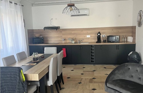 Villenave-d'Ornon Apartment | Studio with shared space