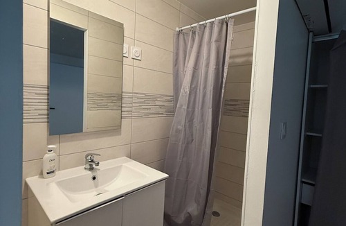 Villenave-d'Ornon Apartment | Studio with shared space