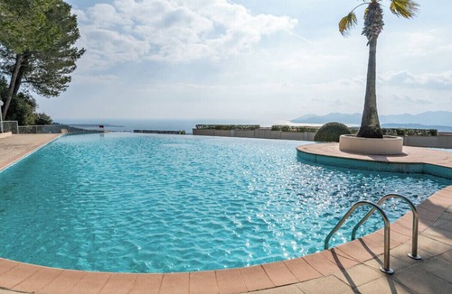 Mougins Apartment | Studio with sea and pool view