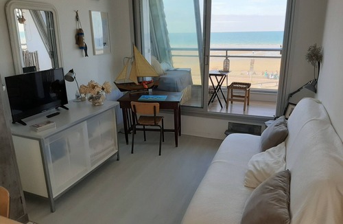 Ouistreham Apartment | Studio with sea view in residence