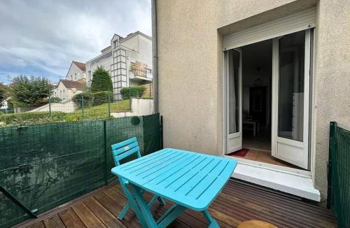 Sartrouville Apartment | Studio with Terrace near RER A and L to Paris & La Défense