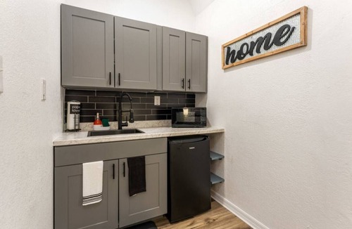 Orlando House | Studio with Wi-Fi + Pet-Friendly