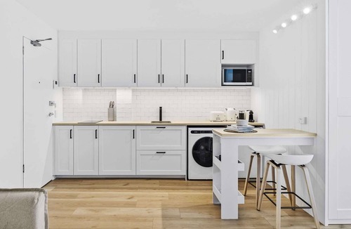 Bondi Junction Apartment | Studio3: Chic Bondi Abode with Pool & A/C