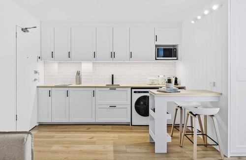 Bondi Junction Apartment | Studio3: Chic Bondi Abode with Pool & A/C