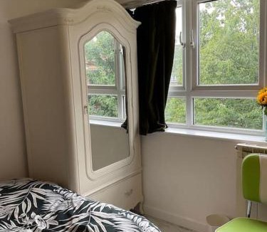 West Kensington Apartment | Studio6 Charming Studio with Modern Amenities in Central London