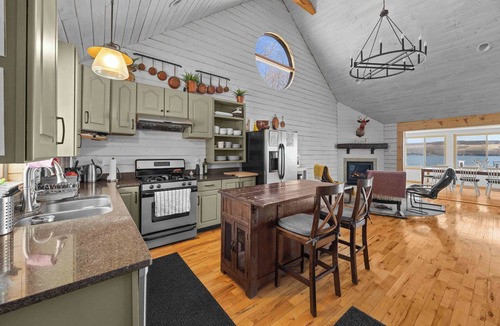 Valois House | Stugan Seneca Lake House: Lake Front Retreat + Minutes from Wineries!