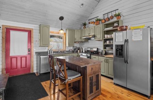 Valois House | Stugan Seneca Lake House: Lake Front Retreat + Minutes from Wineries!