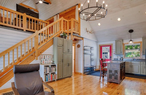 Valois House | Stugan Seneca Lake House: Lake Front Retreat + Minutes from Wineries!