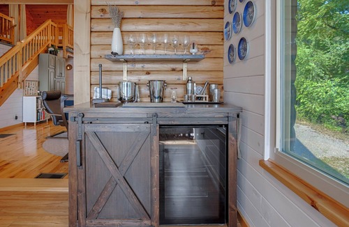 Valois House | Stugan Seneca Lake House: Lake Front Retreat + Minutes from Wineries!