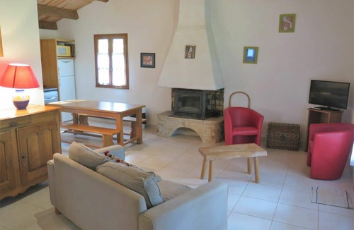 Blanquefort-sur-Briolance House | Stunning private villa for 4 people with private pool, WIFI, TV, terrace and pets allowed