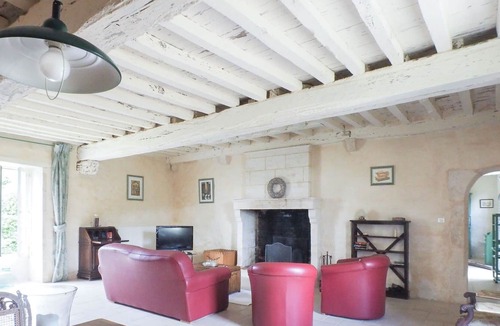 Saint-Laurent-de-la-Salle Villa | Stunning villa for 6 guests with pool, TV, patio, pets allowed and parking