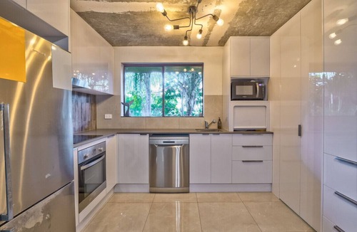 Torquay Apartment | Stunner 2 min walk to beach & cafes