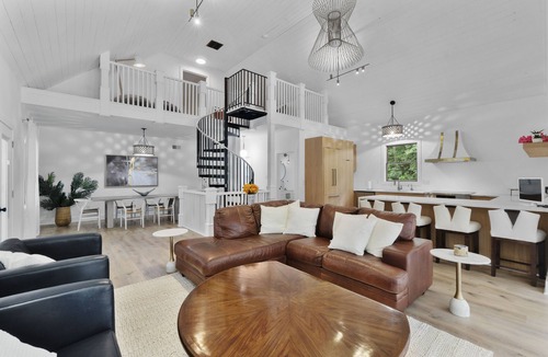 Sparks Glencoe Villa | Stunning 14 Acre Modern Villa with Sunroom