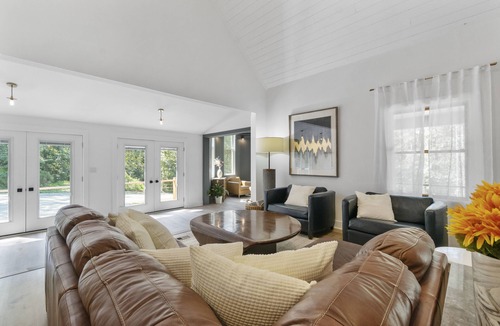 Sparks Glencoe Villa | Stunning 14 Acre Modern Villa with Sunroom