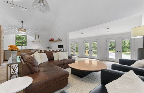 Sparks Glencoe Villa | Stunning 14 Acre Modern Villa with Sunroom