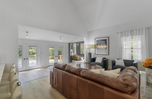 Sparks Glencoe Villa | Stunning 14 Acre Modern Villa with Sunroom