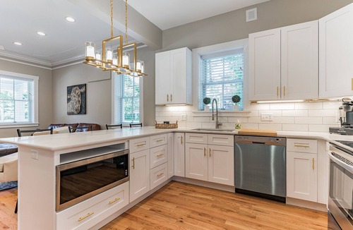 St. Charles House | Stunning 1890's Home - Sleeps 8!