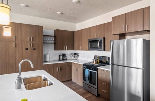 Rio Grande Apartment | Stunning 1BD Pool/Htub/Gym Near Convention Centre