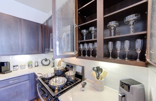 Energy Corridor Apartment | Stunning 1bd suite with warm and bold interiors, great amenities, & a pool view.