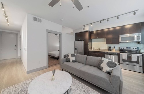 Oak Lawn Apartment | Stunning 1br Apartment I W/D I Parking