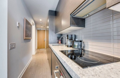 Fashion District Apartment | Stunning 1BR Executive Suite in Popular King West