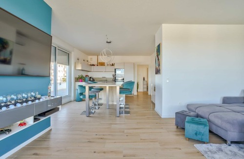 Poteries Apartment | Stunning 1BR Flat with Terrace and private parking