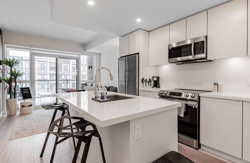 Innisfil Condo | Stunning 1BR w Pool ~ Free Parking & Self Check-In