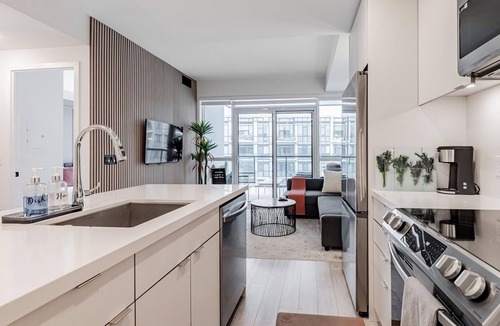 Innisfil Condo | Stunning 1BR w Pool ~ Free Parking & Self Check-In
