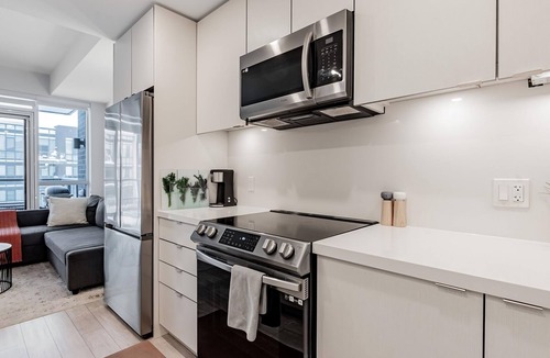Innisfil Condo | Stunning 1BR w Pool ~ Free Parking & Self Check-In