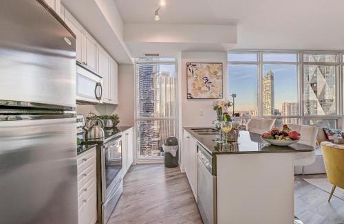 Downtown Toronto Apartment | Stunning 2 BD in heart of Toronto with Parking