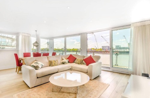 Wapping Apartment | Stunning 2 bd views across the River Thames
