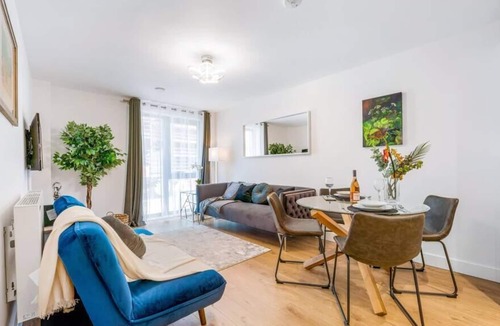 Redhill Apartment | Stunning 2 Bed 1 Bath Flat in Central Redhill
