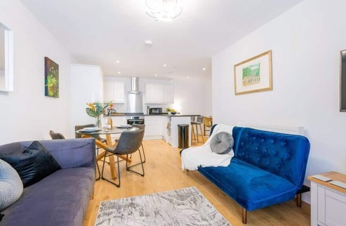 Redhill Apartment | Stunning 2 Bed 1 Bath Flat in Central Redhill