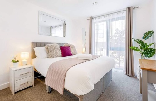 Redhill Apartment | Stunning 2 Bed 1 Bath Flat in Central Redhill