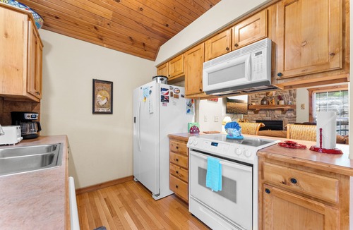 Branson West Cabin | Stunning 2 bed, 2 bath lodge located at Stonebridge Resort! Close to Branson!