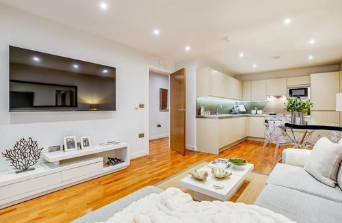 Chelsea Harbour Apartment | Stunning 2 bed 2 bath in Battersea!