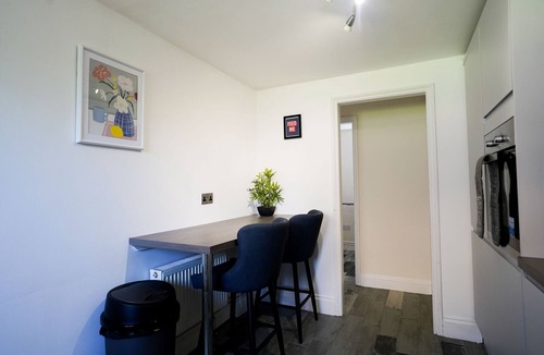Yaxley House | Stunning 2 bed apartment free parking