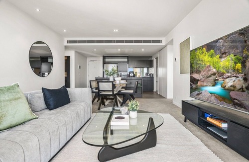 Docklands Apartment | Stunning 2-Bed Apartment with Water Views