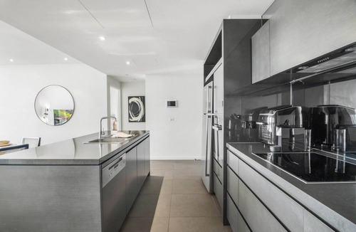 Docklands Apartment | Stunning 2-Bed Apartment with Water Views